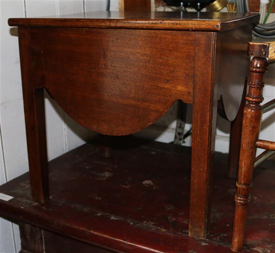 A mahogany commode(-)